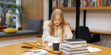How to Budget Financial Aid and Avoid Student Debt - Cover Image